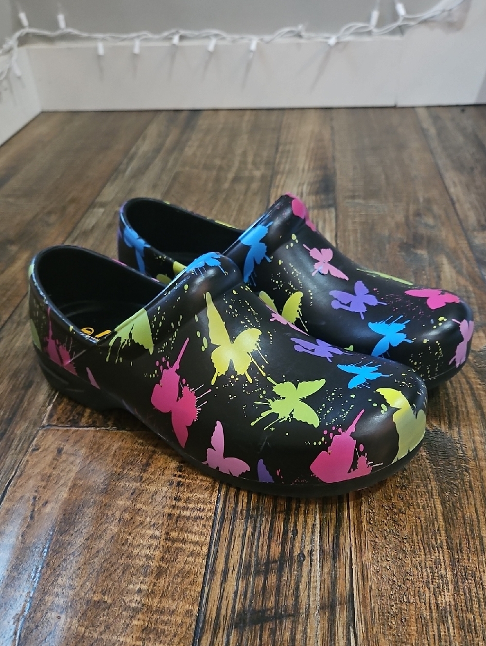 Women's Revel Slip Resistant Waterproof Clogs with Multicolor Butterfly Print - Picture 4 of 11